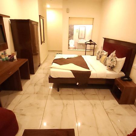 Hotel Vrs Inns Чандигарх Экстерьер фото