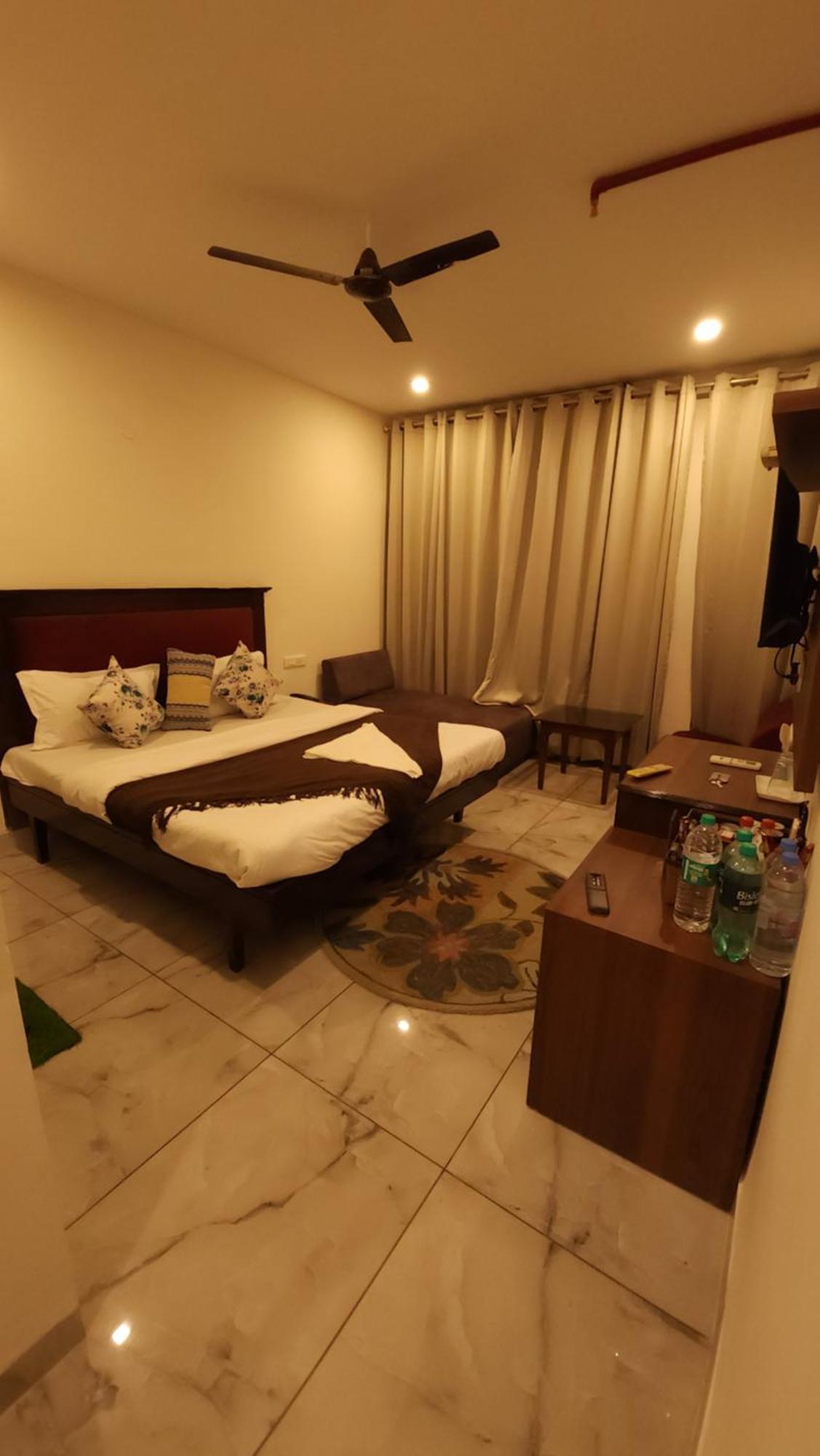 Hotel Vrs Inns Чандигарх Экстерьер фото