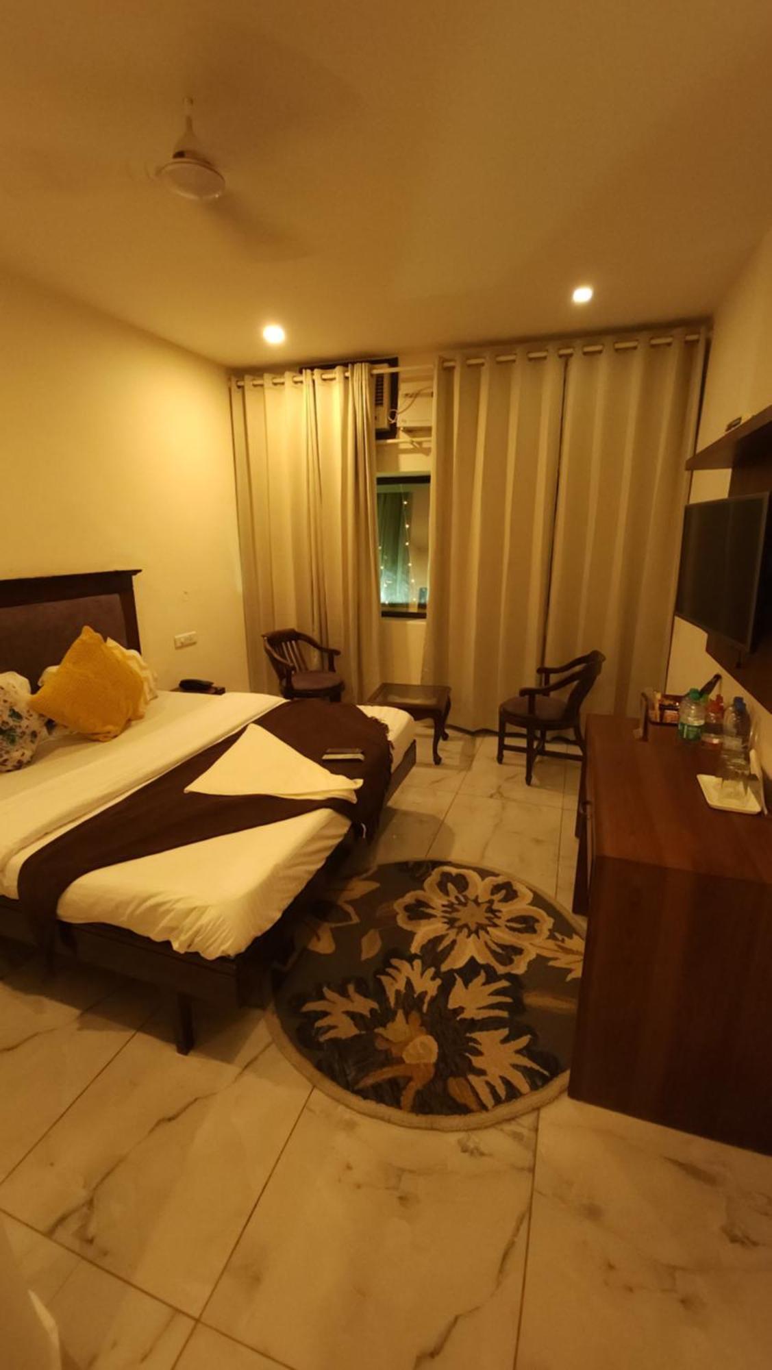 Hotel Vrs Inns Чандигарх Экстерьер фото