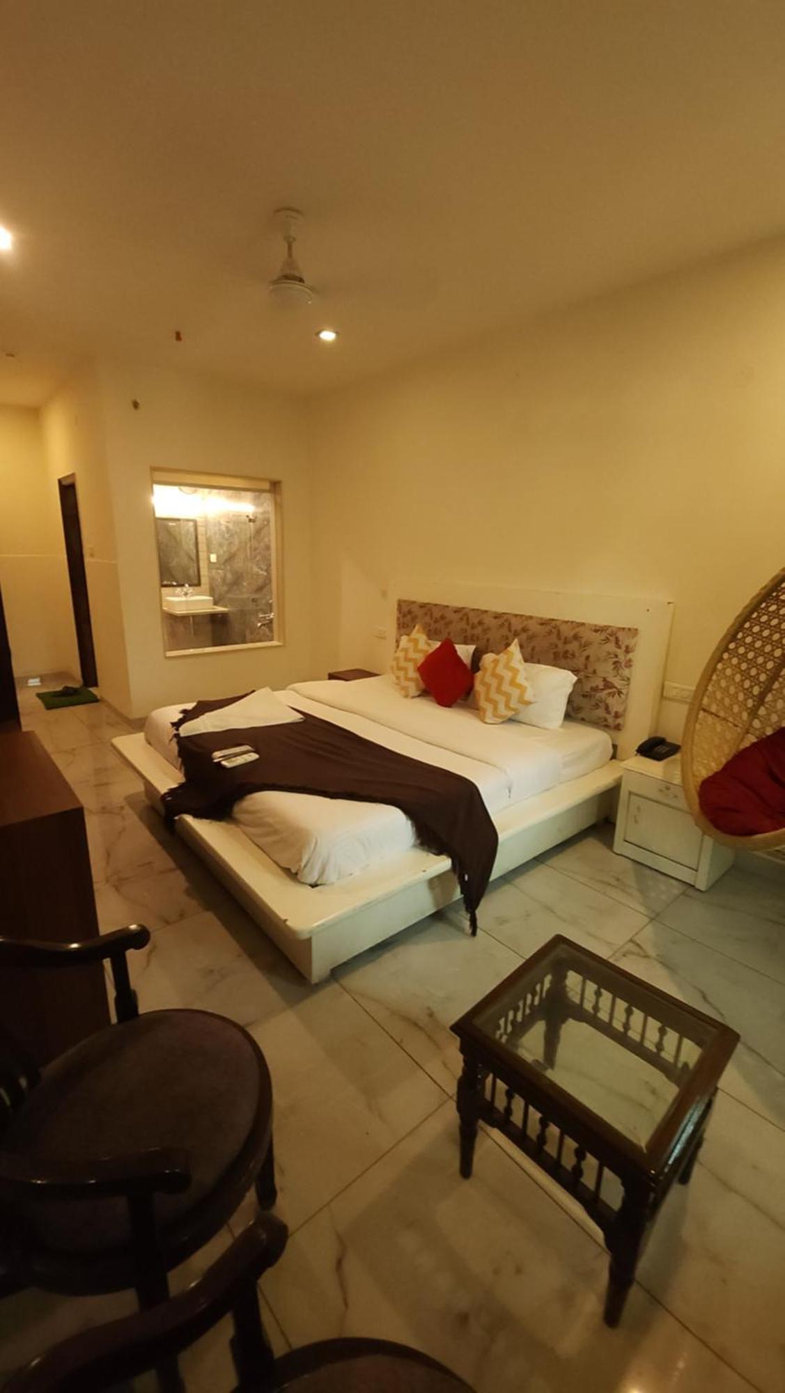 Hotel Vrs Inns Чандигарх Экстерьер фото